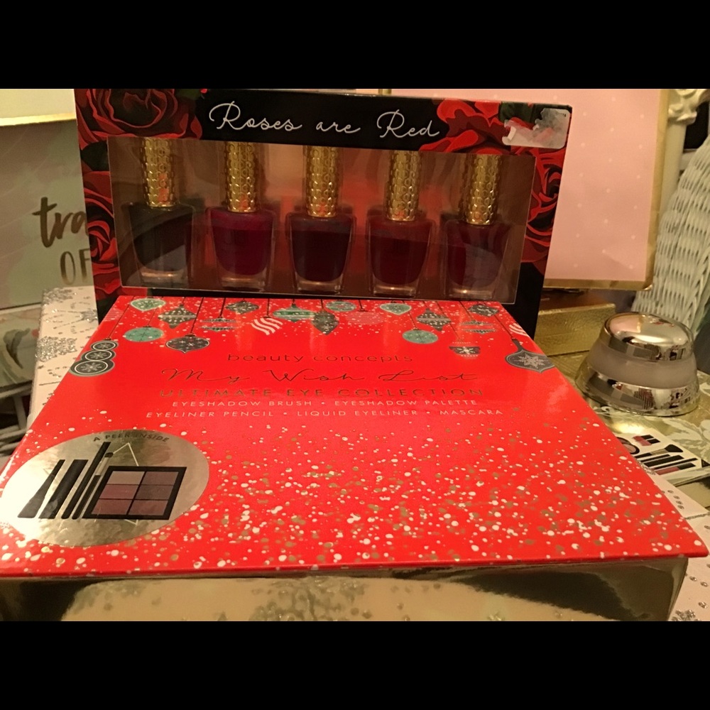 Beautiful holiday bundle makeup for the eyes and polish - Picture 1 of 2